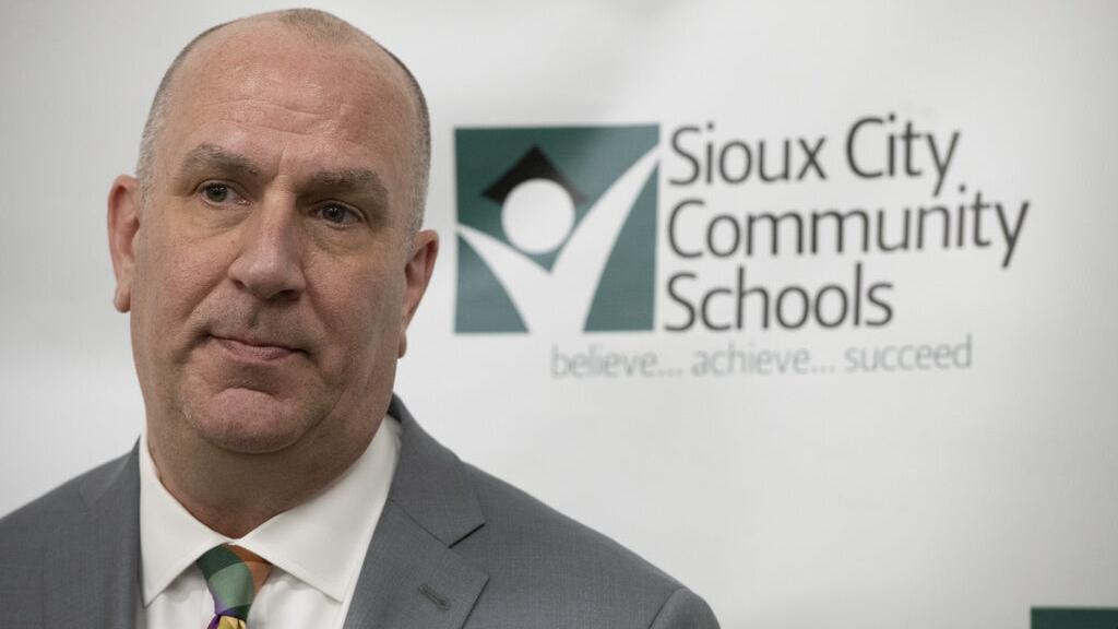 Ethics complaint against Lincoln superintendent moves forward in Iowa